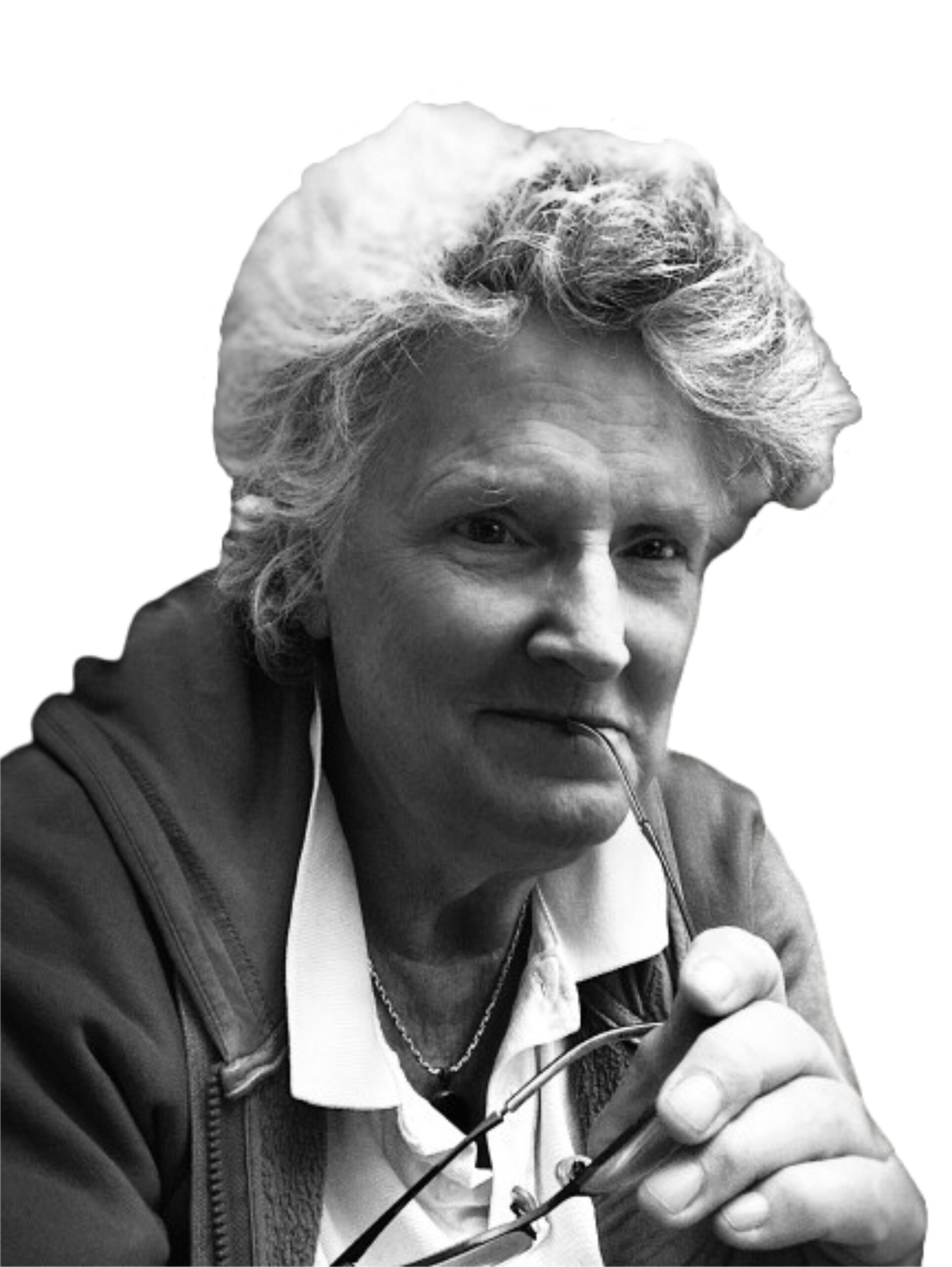 Schwarz-weiß Bild, Cordula Roemer sitzt und hält einen Brillenbügel an den Mund