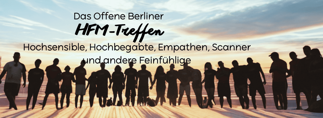 Bannerbild der Veranstaltung HFM-Treffen in Berlin. Zu sehen ist eine Menschenkette im Vordergrund (schwar) und dahinte eine Berliner Skyline in goldgelben Licht mit Sonnenschein und Wolgen. Links sind Äste eines Baumes zu erkennen.