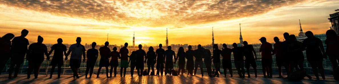 eine Menschenkette steht vor einem Sonnenuntergang. Siend im goldenen Gegenlicht nur schwarz