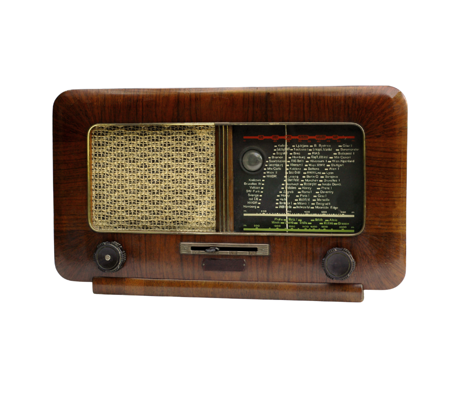 Ein altes Radio aus Holz, links mit einem Stoff-bezogenen Lautsprecher, rechts das Frequenzband und unten die Tasten