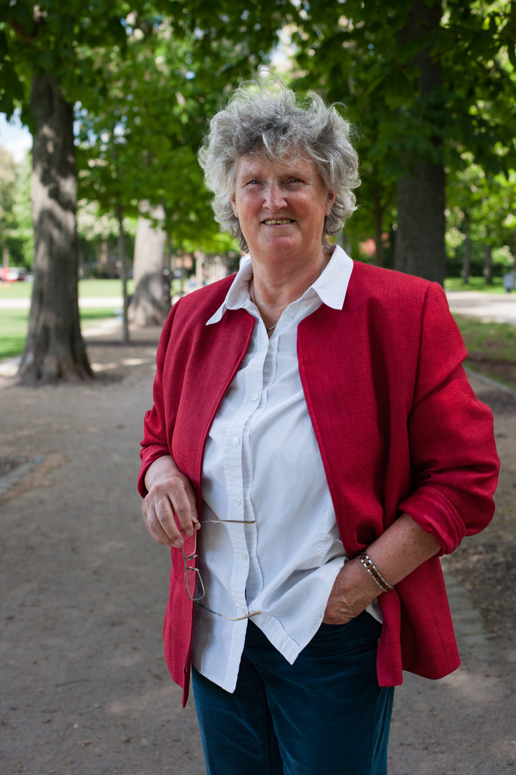 Cordula Roemer in roten Jacket im Park